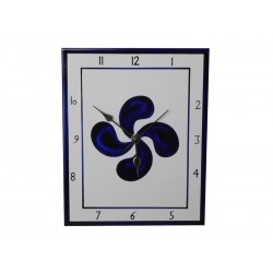 Horloge en faïence avec une croix basque bleue